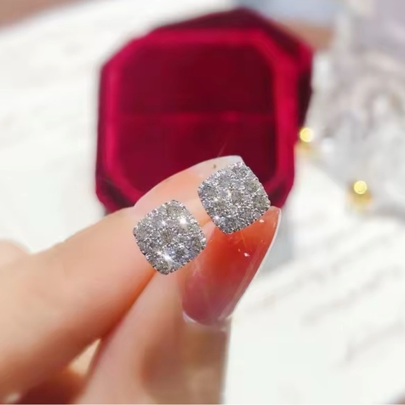 Beautiful Bling CZ  Stud Earrings - Picture 1 of 1